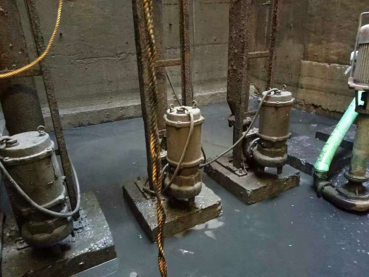 腾冲污水池清理