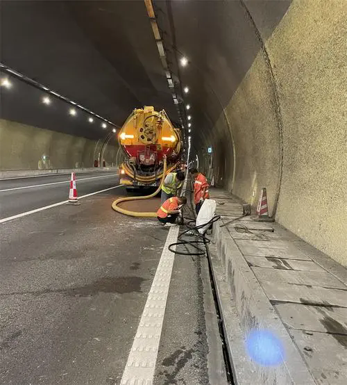 腾冲隧道排水渠清淤